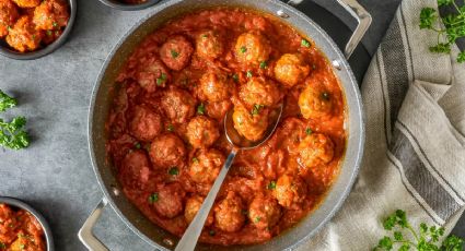 Albóndigas con salsa de tomate: una receta con pocos ingredientes que puedes llevar en el lonche