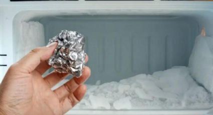 Olvídate de descongelar toda la nevera: con un papel de aluminio eliminarás el hielo del congelador