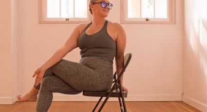 10 posturas de yoga que puedes hacer con una simple silla: cuerpo y mente en forma