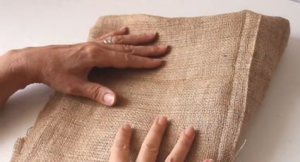 Ni una puntada necesitas dar para los cojines más decorativos con alfombritas de cama que no usas