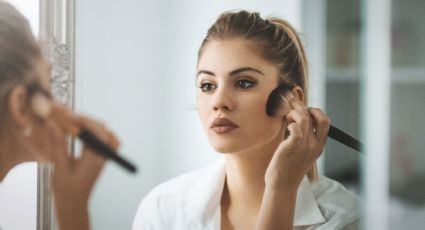 Nueva tendencia en maquillaje: los polvos traslúcidos morados ganan un espacio que nadie esperaba