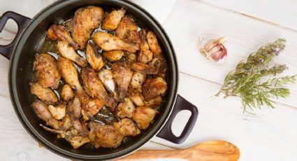 El pollo al ajillo que hacía mi mamá los domingos: una receta caldosita para principiantes