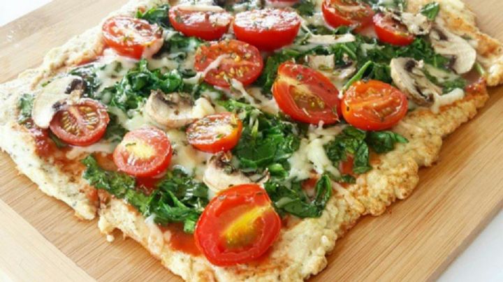 ¿Pizza sin harina? Esta propuesta culinaria con pollo resuelve fácil una cena de sábado