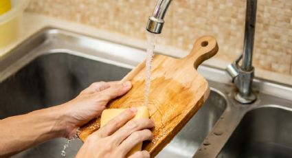 El único truco de limpieza que realmente desinfecta las tablas de cocina de madera