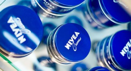 Los potes azules de crema Nivea son oro el polvo para las ideas decorativas para hacer antes del 2025