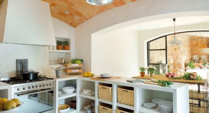 Estanterías abiertas, toque vintage y estilo: 10 mini tendencias decorativas para la cocina en 2025