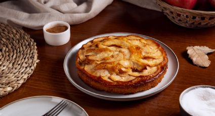 Lleva pocos ingredientes y rinde muchas porciones: la receta de la abuela de tarta de manzana