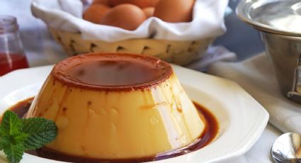 Ni vas a notar que no tiene lactosa: la receta de flan con una textura sedosa que te va a encantar