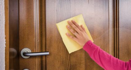 Ni volver a pintar ni productos abrasivos: devuélvele el brillo a las puertas de madera con este truco