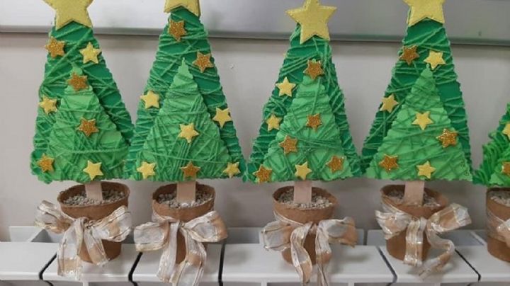 No quiero un árbol de Navidad, pero si adornar la puerta con estas decoraciones hechas con cartón