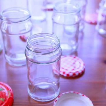 Mi mesa de Navidad se verá más linda con esta idea decorativa con frascos de vidrio que tengo en casa