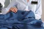 Manchas de aceite en la ropa: cómo limpiarla de forma sencilla con estos trucos