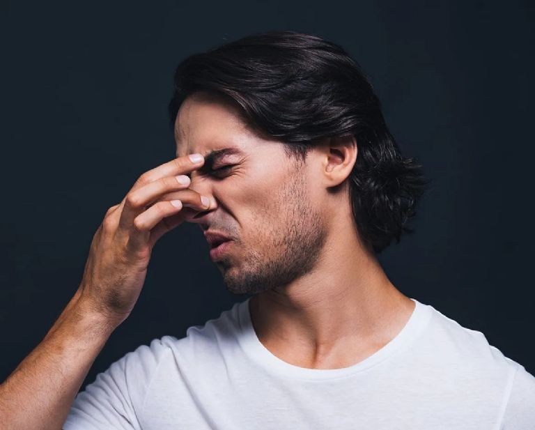 Foto ilustrativa de hombre evadiendo malos olores
