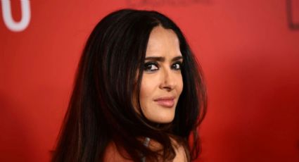 Inspírate en Salma Hayek: blusa fucsia para tu próximo outfit