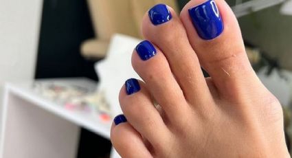 Le apostamos todo el azul: el color más lindo y versátil para las uñas de tus pies en verano