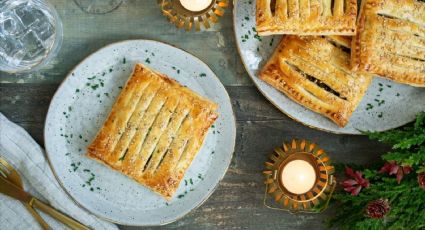 Disfruta de un festín de sabores con este hojaldre relleno de pisto de berenjena y calabacín con queso