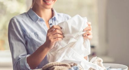 El trucazo de la abuela para despecudir la ropa blanca: un buen remojo con ingredientes sencillos