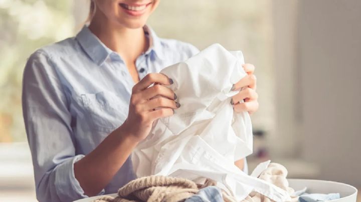 El trucazo de la abuela para despecudir la ropa blanca: un buen remojo con ingredientes sencillos