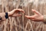¿Tu pareja no te da la mano en público? El significado según la psicología