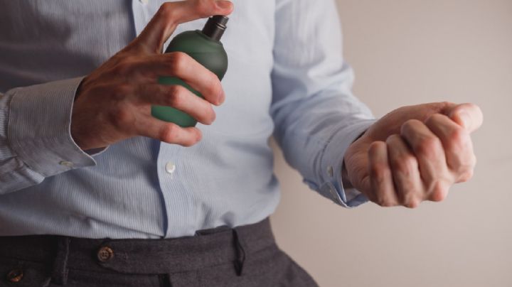 El perfume floral y amaderado que llevan los hombres elegantes: mezcla de oud, jazmín y cuero para un aroma único