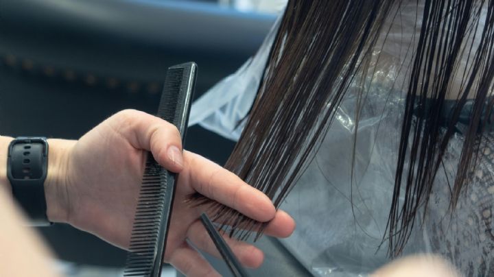 Cómodo, fresco y práctico: el corte de pelo rizado ideal para mayores de 40